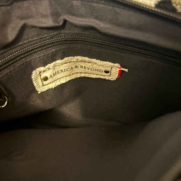 AMERICA & BEYOND FAUX FUR CLUTCH |CHILLY CHEETA - Picture 5 of 7